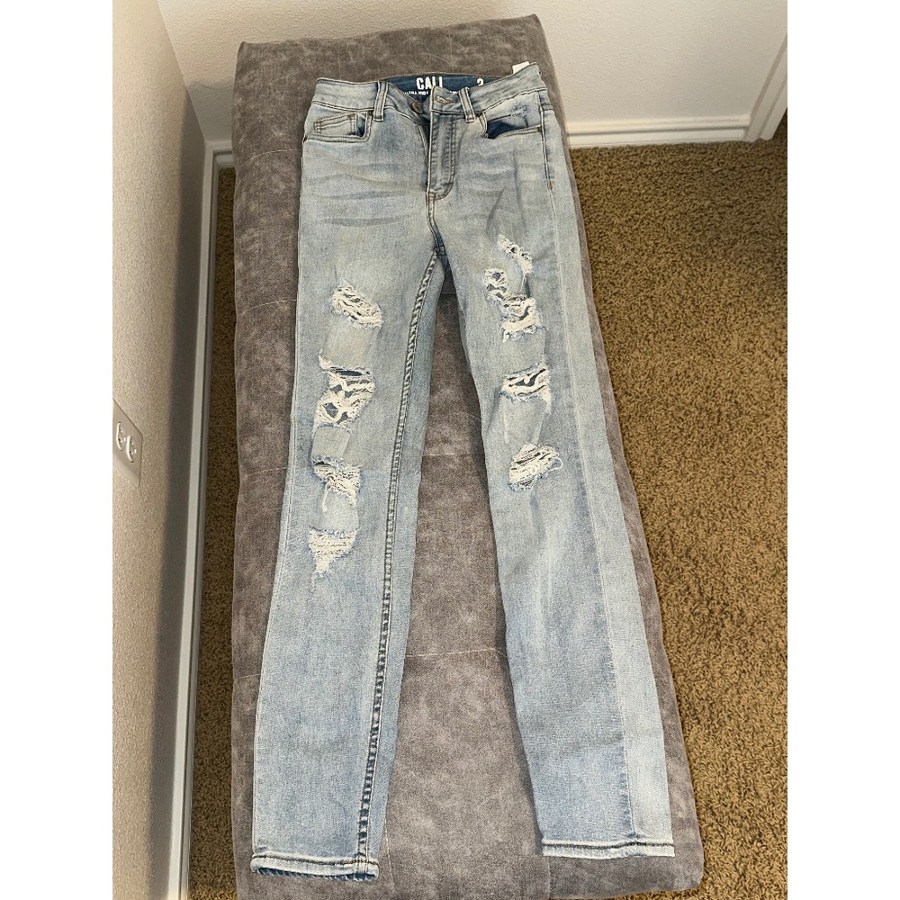 NWOT Cali Ultra High Rise Skinny Distressed Jeans Size 3 Light Wash